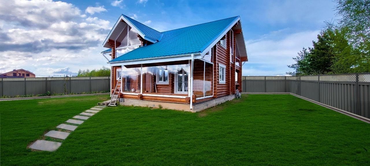 Мягкие окна на веранде загородного дома в Ветлужском